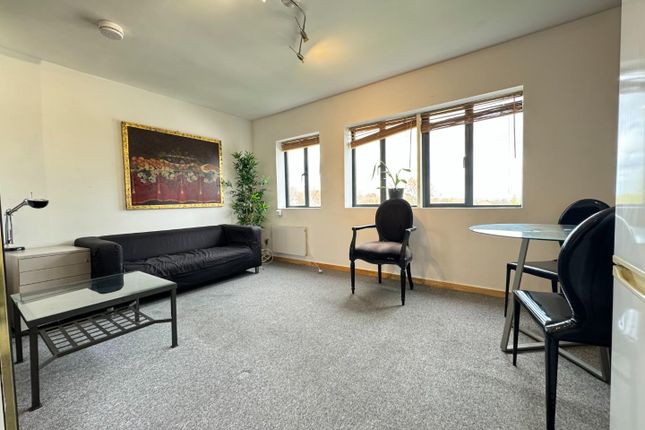 Thumbnail Flat to rent in Archway Road, London