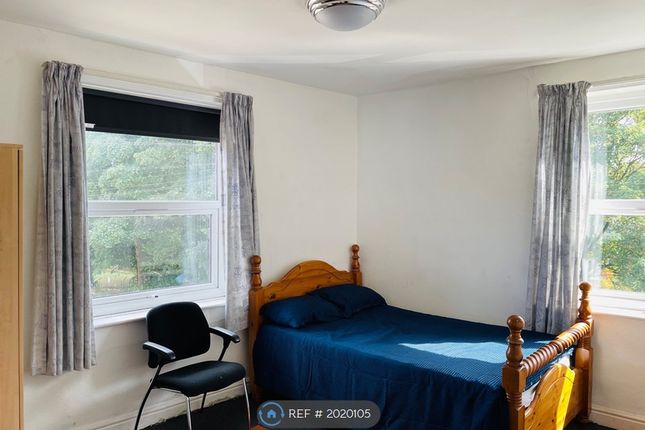 Room to rent in Yews Mount, Huddersfield