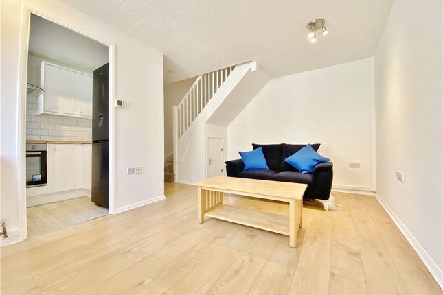 37, Hawthorn Close, Hounslow photo 2