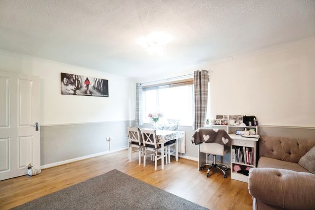 Flat for sale in Maytree Close, Rainham, Havering, Essex