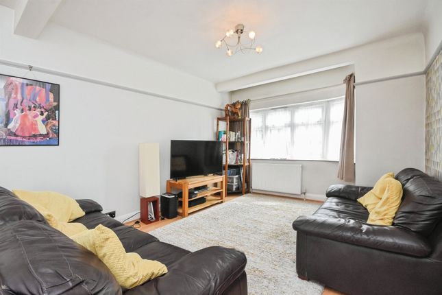 53, Brian Road, Romford photo 4