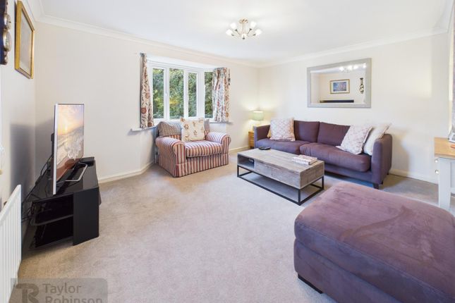 10, Garrett Close, Crawley photo 2