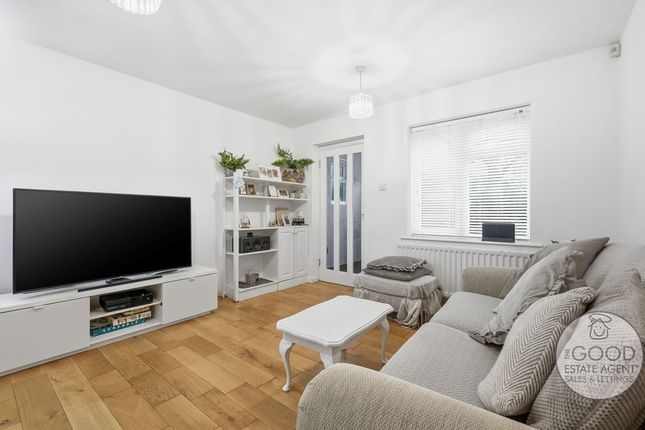 3D, Homecroft Gardens, Loughton photo 2