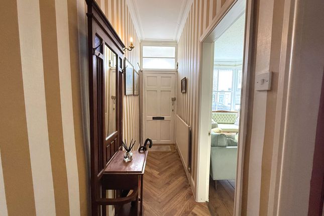 8 The Grove, Sale photo 3