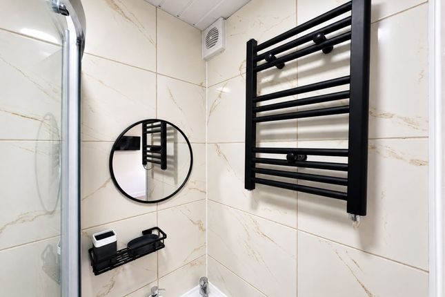 Room 4, 14, The Wye, Hemel Hempstead photo 5