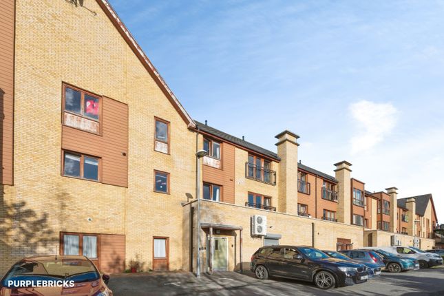 2-bed flat on Pelman Way, Epsom, £140,000