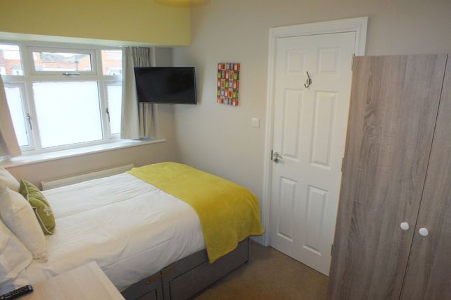 Thumbnail Room to rent in Erleigh Court Gardens, Earley, Reading