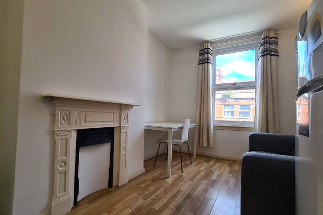 Flat 4, 83, High Road, WILLESDEN photo 2
