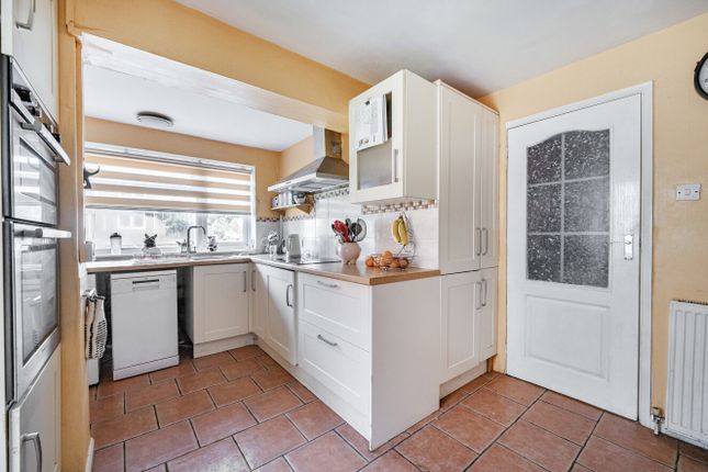 10, Holmes Crescent, Berkshire photo 4