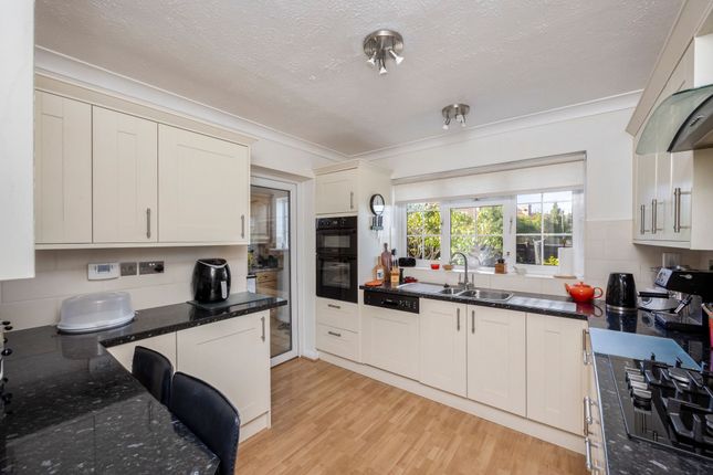 5 Chestnut Close, Hailsham photo 2