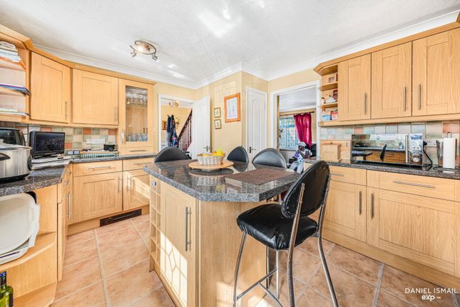 15 Rosecroft Close, Langdon Hills, Basildon photo 4