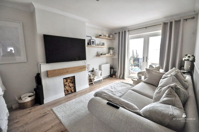 25, Bradley Close, Thundersley photo 2