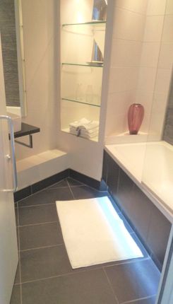 Flat, 402, 238 City Reach, London photo 4