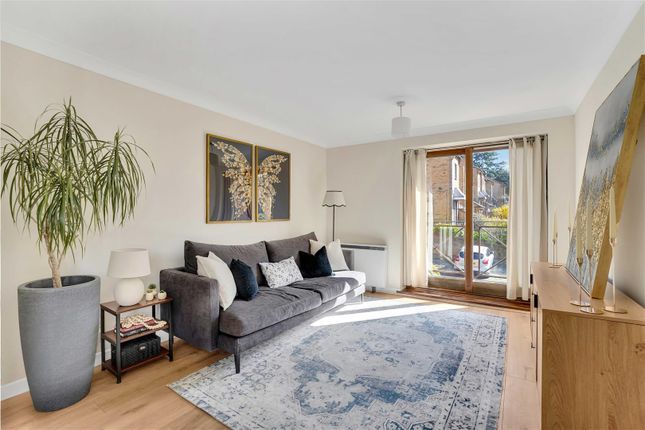 1-bed flat on Flat 3 Calton Place,32, Kingswood Drive, London, £300,000