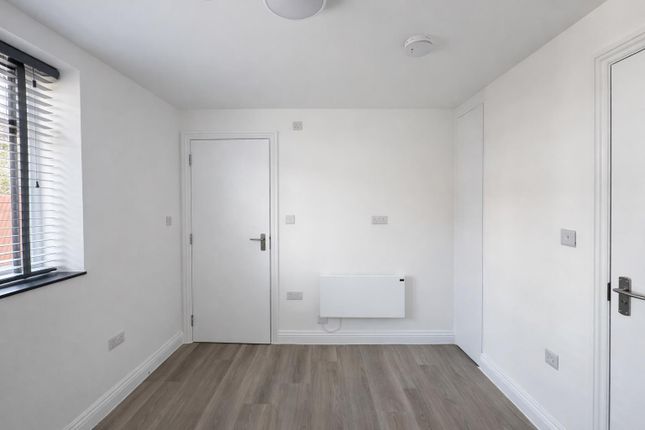 12, Stag Lane, Edgware photo 2