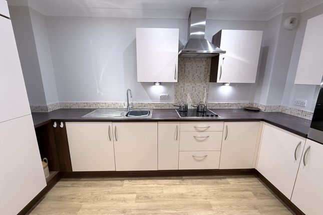 25, Fitzwarren Court, Swindon photo 3