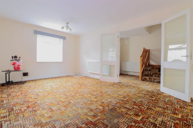 47, Helmores, Basildon photo 3