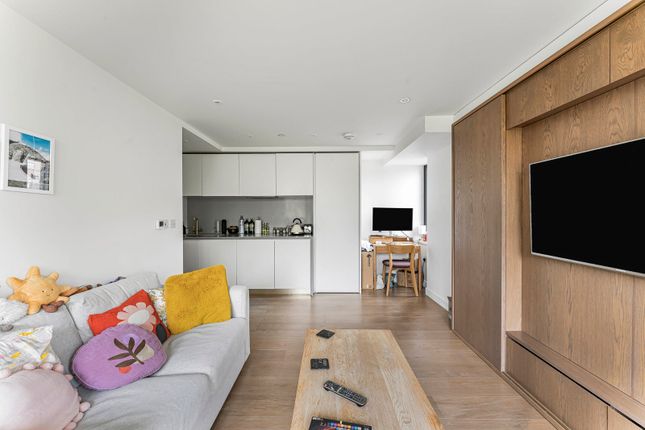 Flat 31, Blake Tower, 2, Fann Street, London photo 4