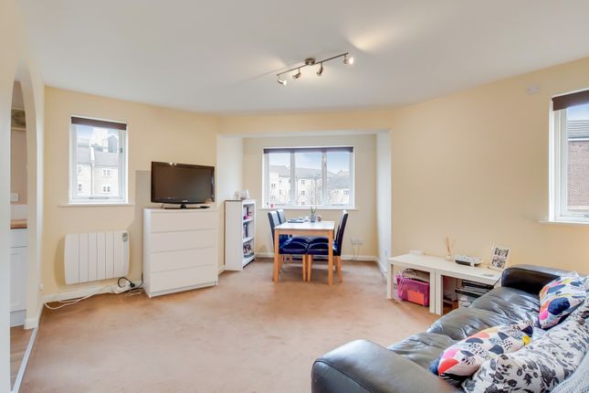 Flat to rent in Telegraph Place, London