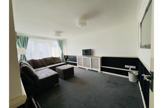 Flat for sale in Hilton Close, Uxbridge