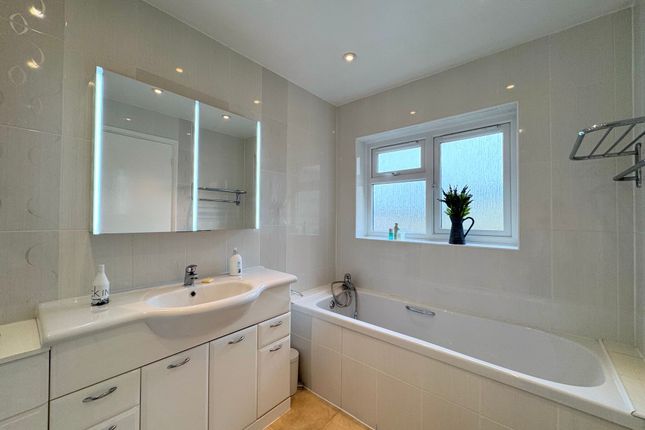 20 Lodge Close, Edgware photo 4
