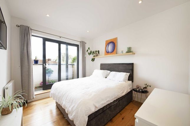 Thumbnail Flat for sale in Mortimer Road, London