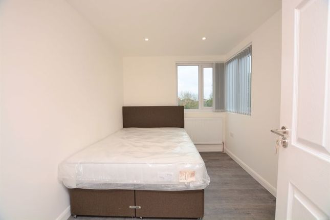 (LettsPay) Room 5, 98, High Street, Slough photo 4