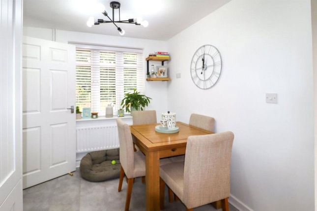 24, Lorraine Road, Surrey photo 4