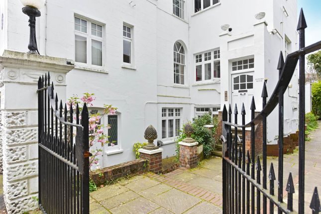 Flat to rent in The Avenue, Chiswick
