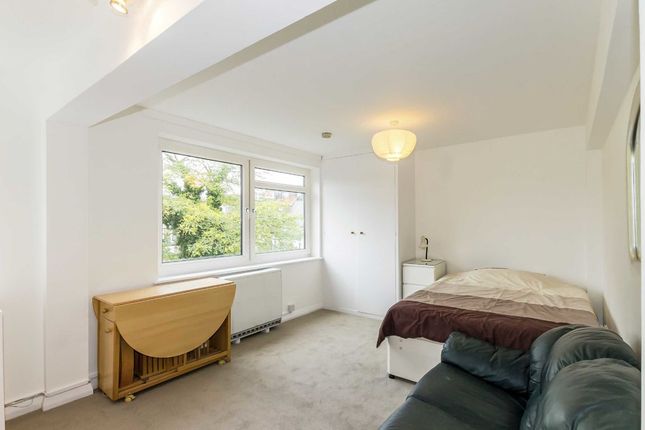 Studio to rent in Earl's Court Square, London