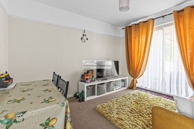 146, Hill Rise Middlesex, Greenford photo 4