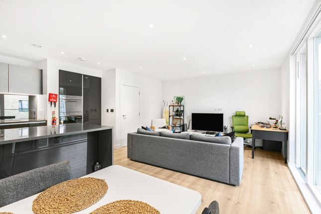 Flat to rent in Heritage Place, Brentford