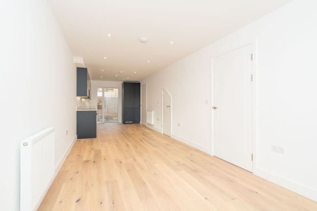 Inkwell Avenue, WD18, Watford photo 4
