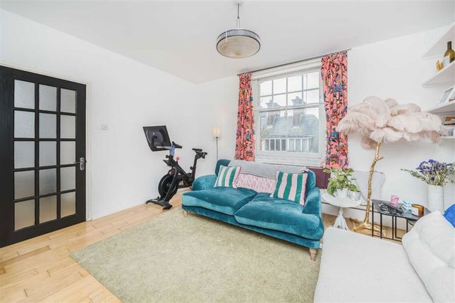 Flat 34, Walton House, Montclare Street, London photo 2
