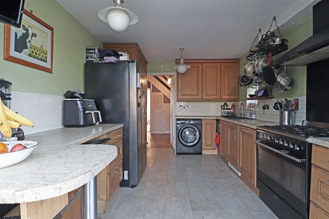 9, Honeycrock Lane, Salfords, Redhill photo 4