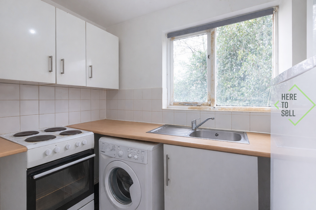 Studio flat on 76 Magpie Close, Enfield, £170,000