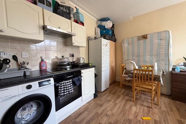 61, Flat 5, Kelvin Avenue, London photo 4