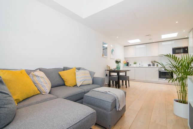 Flat to rent in Bardolph Road, Richmond