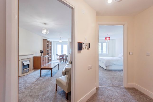 45, Goodes Court, Royston photo 3