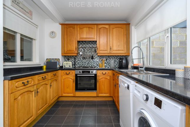 132, Knollmead, Surbiton photo 4