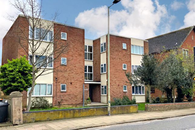 Flat for sale in Avon Court, Shakespeare Road, Bedford