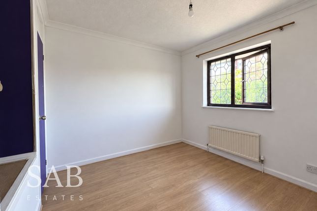 4 Kimberley Close, Slough photo 2