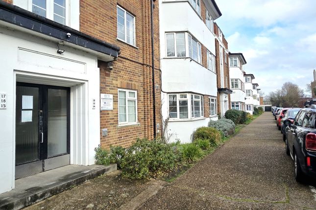Flat 14, West Court, Hounslow photo 3
