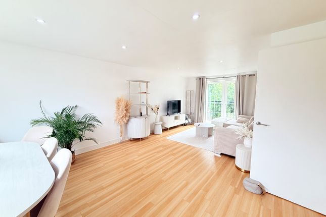 168 Priestley Road, Stevenage, Hertfordshire photo 2