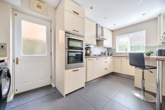 4, Earle Croft, Bracknell photo 2