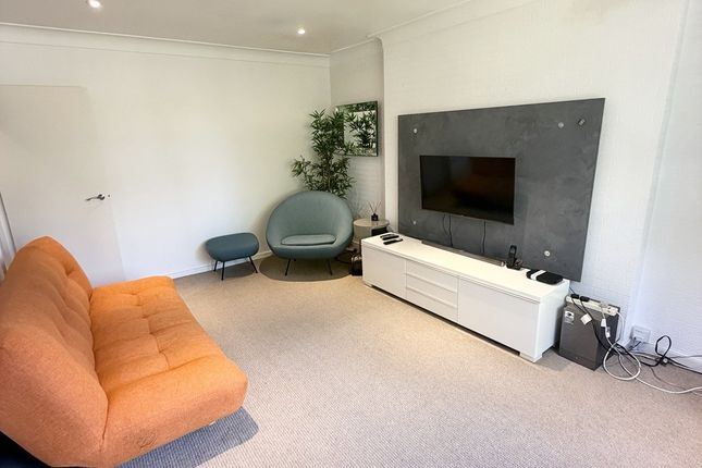 8, Sugden Road, THAMES DITTON photo 3