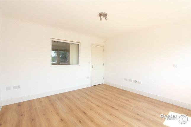 Flat to rent in Dwight Road, Watford