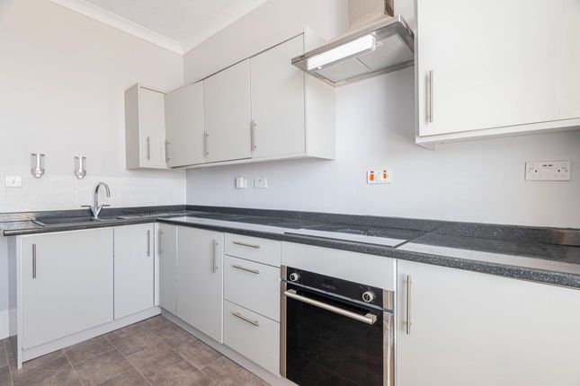 Flat 2, 23 Wellington Esplanade, Lowestoft photo 4