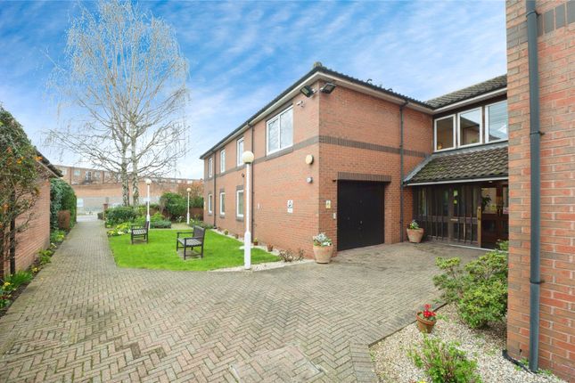 Flat for sale in Fentiman Way, Hornchurch