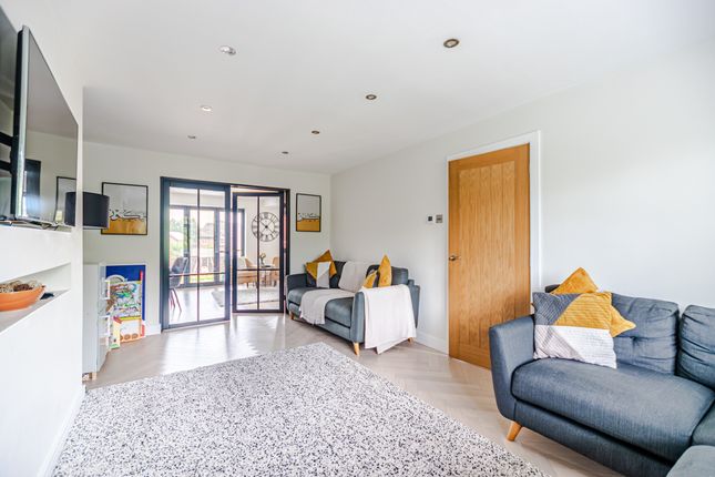 8, Hawthorne Gardens, Leeds photo 3
